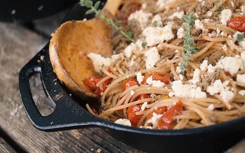 Μακαρονάδα με ντοματίνια, φέτα & παξιμάδι