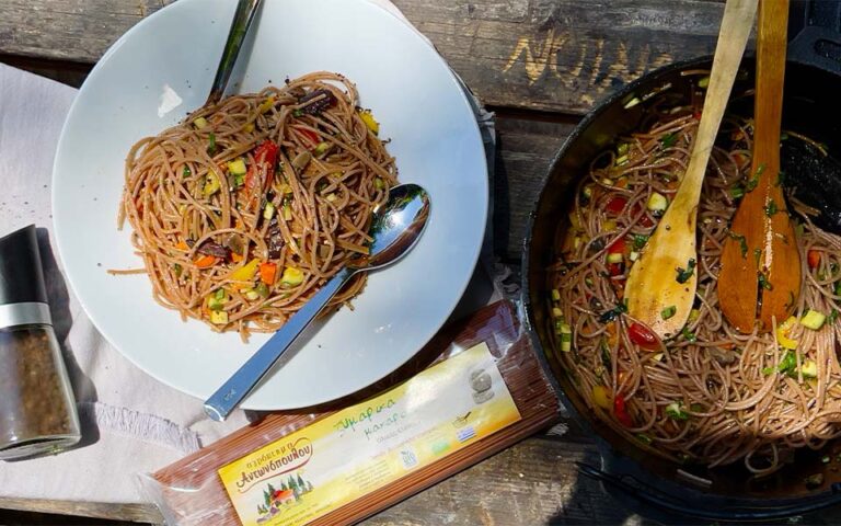 Καλοκαιρινή μακαρονάδα με σπαγγέτι ζέας ολικής, μανιτάρια και λαχανικά