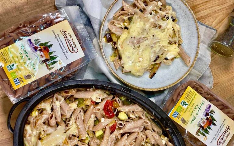 Μακαρόνια φούρνου με λαχανικά και τυριά.